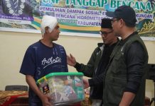UNP Charity Salurkan Langsung Bantuan Bagi Korban Bencana Hidrometeorologi di Solok