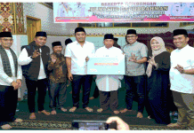 Safari Ramadan di Kabupaten Solok, Vasko Ruseimy Serahkan Bantuan untuk Dua Masjid