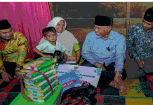 Mahyeldi Ansharullah Serahkan Bantuan RTLH Rp27,5 Juta untuk Keluarga Iswandi di Sumpur Kudus