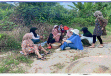 .Keluarga besar kaum Sikumbang Kampung Pauh, Nagari Kambang menggelar belanjung) di tepi Sungai Lubuk Lalang,