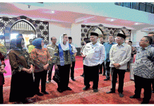 Viral Isu Menteri Pariwisata Menggunakan Sepatu di Masjid, Pemprov Sumbar Pastikan itu Tidak Benar