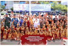 Wakil Wali Kota Padang, Maigus Nasir, bertindak selaku pembina upacara peringatan Hari Pendidikan Nasional (Hardiknas) dan Hari Otonomi Daerah di Lapangan Apeksi Balai Kota Padang, Aia Pacah, Sabtu (2/5/2026). Upacara berlangsung khidmat, diikuti oleh unsur Forkopimda, ASN, tenaga pendidik, serta pelajar dari berbagai sekolah di Kota Padang. Di kesempatan itu, Maigus Nasir menyampaikan arah kebijakan pendidikan Kota Padang ke depan. Ia menegaskan bahwa Pemerintah Kota Padang terus mendorong pelaksanaan program unggulan guna mencetak generasi yang berkualitas dan berdaya saing.
