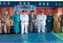 Pastikan Roda Pemerintahan Berjalan Efektif, Camat Harus Tempati Rumah Dinas Bupati Hendrajoni diwakili Asisten Pemerintahan dan Kesra dr. H Syahrizal Antony, berswafoto seusai sertijab Camat Pancung Soal. (foto; ist)