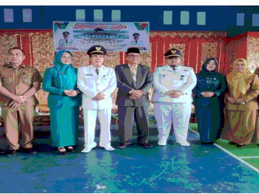 Pastikan Roda Pemerintahan Berjalan Efektif, Camat Harus Tempati Rumah Dinas Bupati Hendrajoni diwakili Asisten Pemerintahan dan Kesra dr. H Syahrizal Antony, berswafoto seusai sertijab Camat Pancung Soal. (foto; ist)