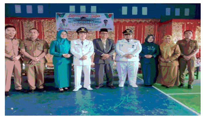 Bupati Hendrajoni diwakili Asisten Pemerintahan dan Kesra dr. H Syahrizal Antony, berswafoto seusai sertijab Camat Pancung Soal. (foto; ist)